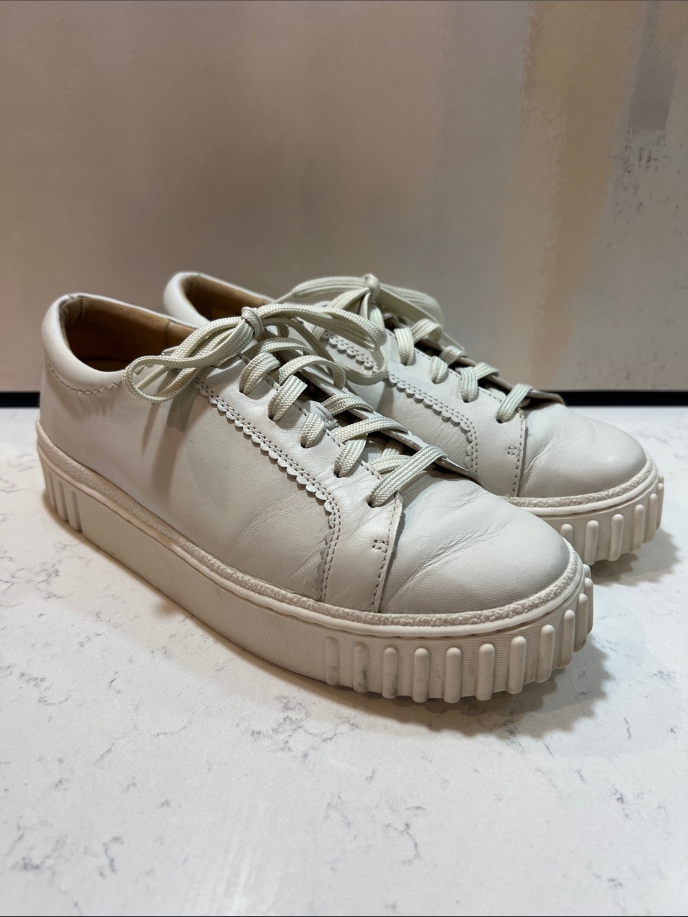Clarks White Leather Mayhill Walk sneaker size 9.5